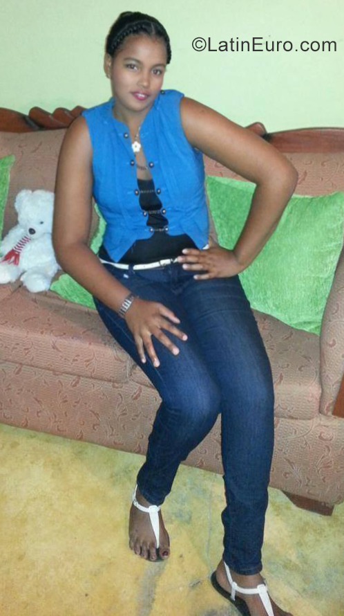 Date this happy Dominican Republic girl Darelia from Santiago DO35623