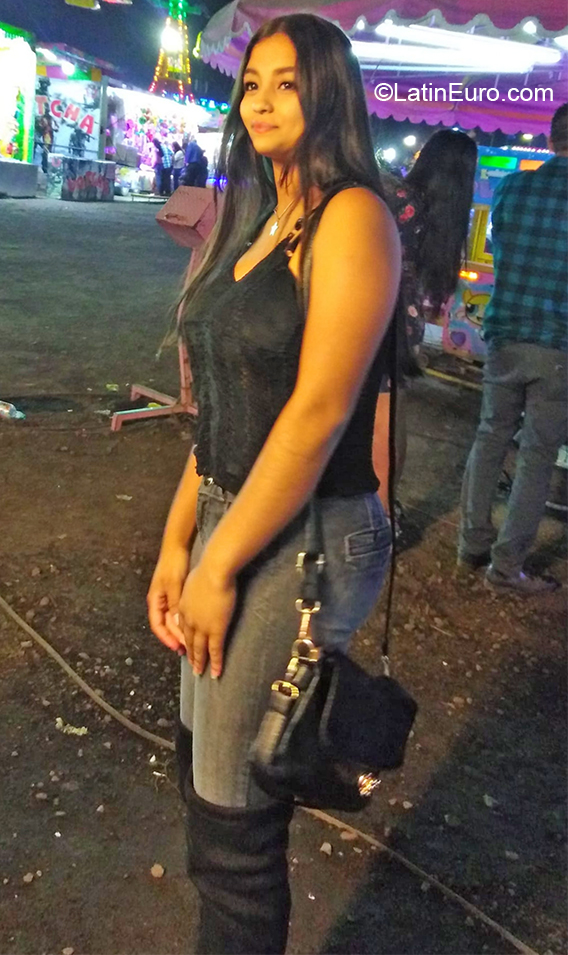 Date this good-looking Mexico girl Maryana from Guadalajara MX1676