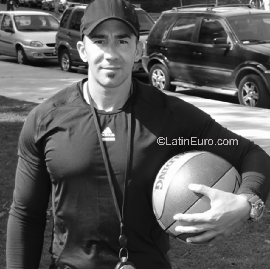 Date this happy Argentina man Guido from Buenos Aires AR224