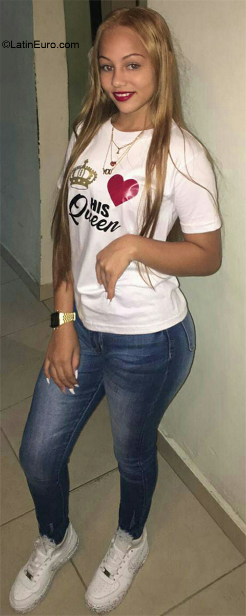 Date this pretty Dominican Republic girl Andrea from Santo Domingo DO35812