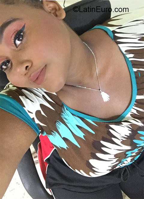 Date this gorgeous Dominican Republic girl Esmeralda from Santo Domingo DO35871