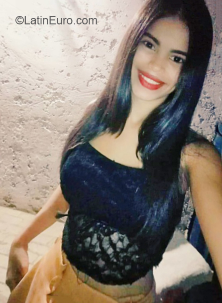 Date this charming Venezuela girl Daniely from Margarita Island VE2679