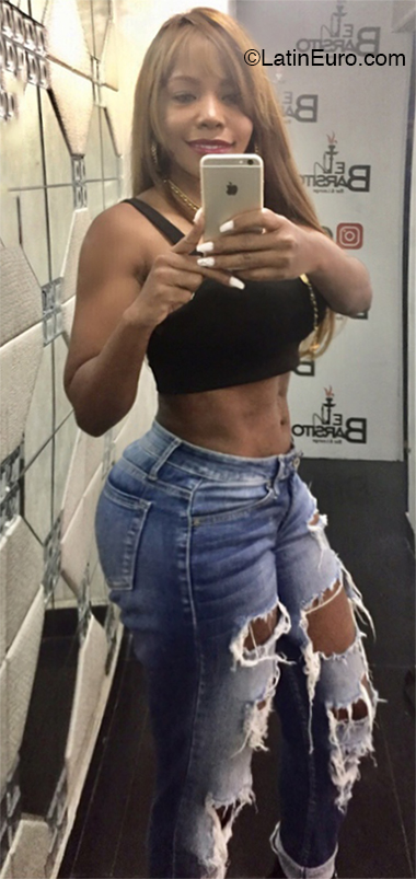 Date this nice looking Dominican Republic girl Yakira from Santo Domingo DO36075