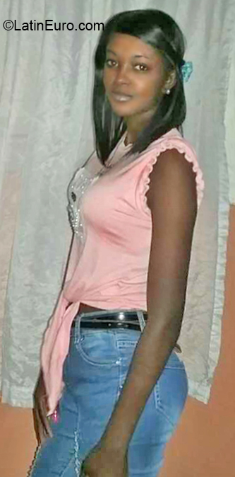 Date this delightful Dominican Republic girl Dari from Santiago Rodriguez DO36315