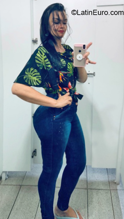 Date this nice looking Brazil girl Renata from Baixo Guabdu BR10946