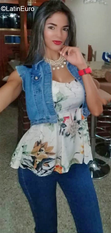 Date this sultry Venezuela girl Andrea from Caracas VE2759
