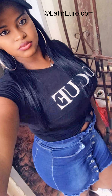 Date this attractive Dominican Republic girl Domairis from Santo Domingo Este DO36485