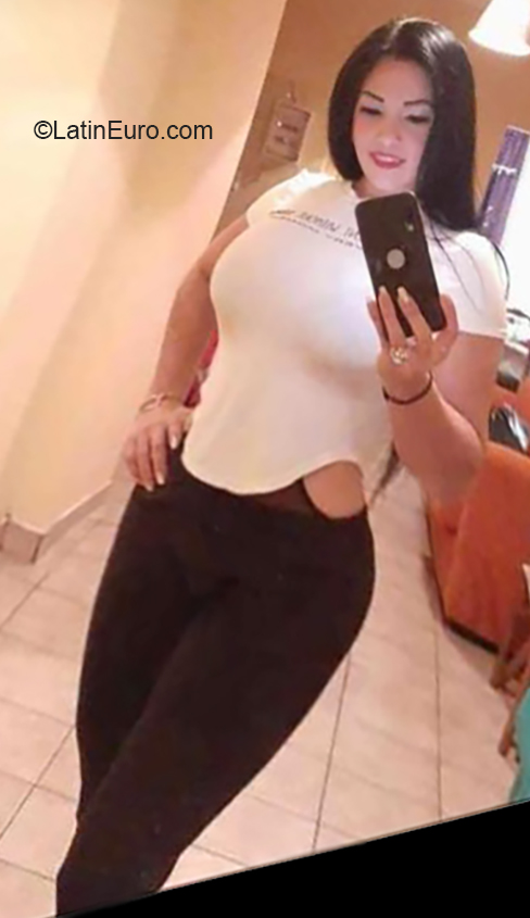 Date this sultry Venezuela girl Jessica from Maracaibo VE2775