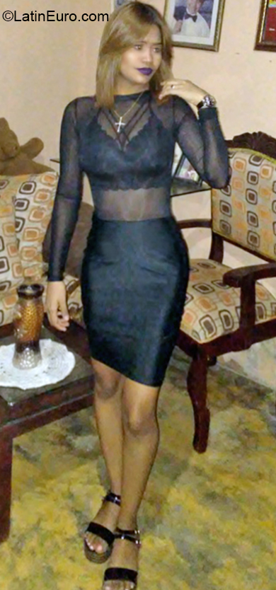 Date this nice looking Dominican Republic girl Angela from Santo Domingo DO36757
