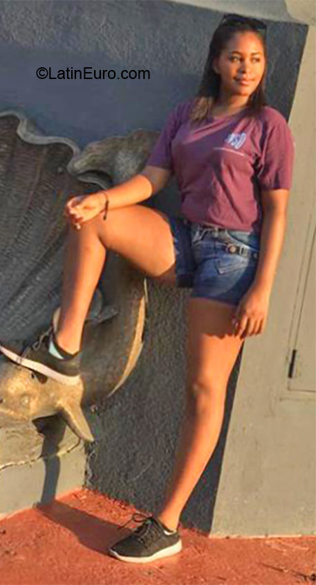 Date this foxy Dominican Republic girl Ambar from Santo Domingo DO36761