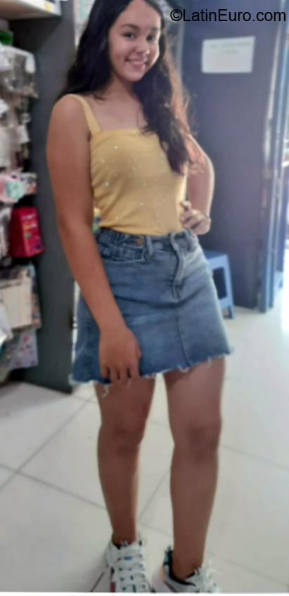Date this georgeous Colombia girl Daniela from Bogota CO26380