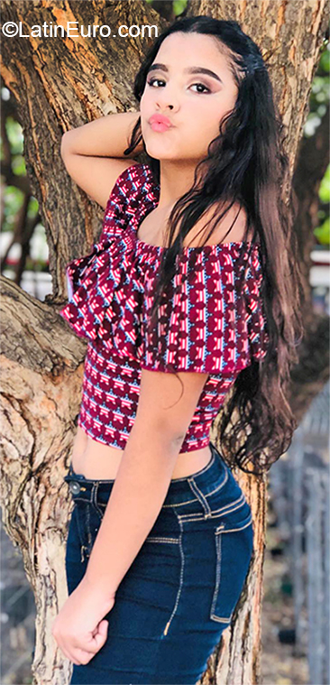 Date this athletic Venezuela girl Valentina from Maracaibo VE2835