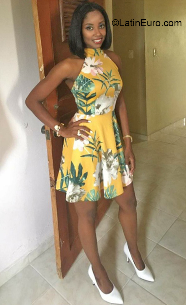 Date this georgeous Dominican Republic girl Sherlyn from Santo Domingo DO36904