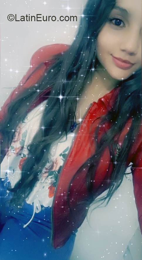 Date this good-looking Colombia girl Michelle from Armenia CO26577