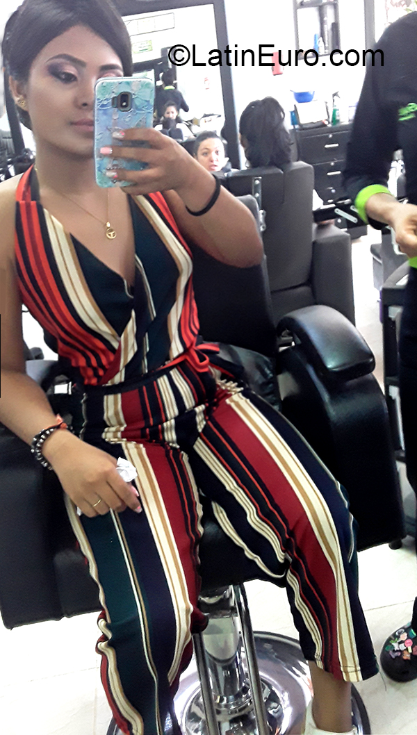 Date this delightful Colombia girl Andrea from Buenaventura CO26592