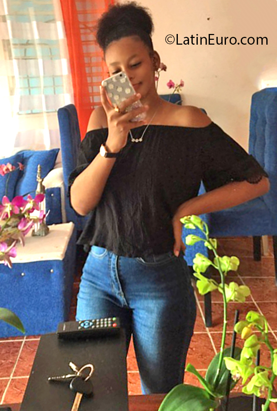 Date this gorgeous Dominican Republic girl Elizabeth from Santo Domigo DO37206
