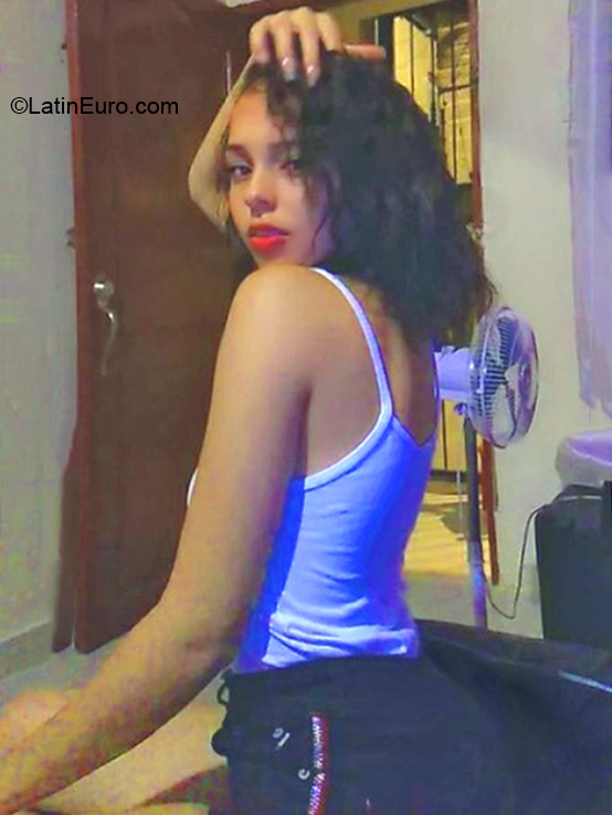 Date this sultry Dominican Republic girl Nely from Santiago DO37305