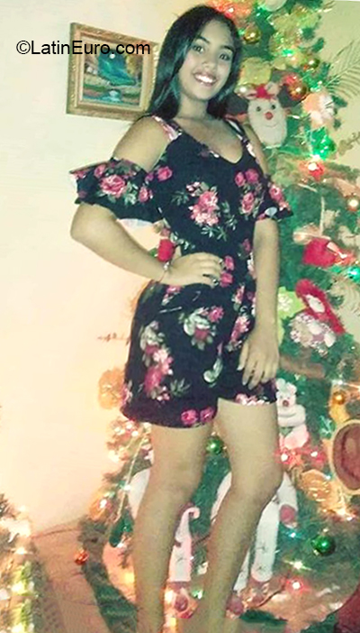 Date this athletic Venezuela girl Laura from Caracas VE2973