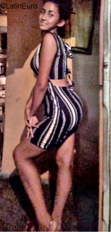 Date this foxy Venezuela girl Yulianny from Colombia VE2978