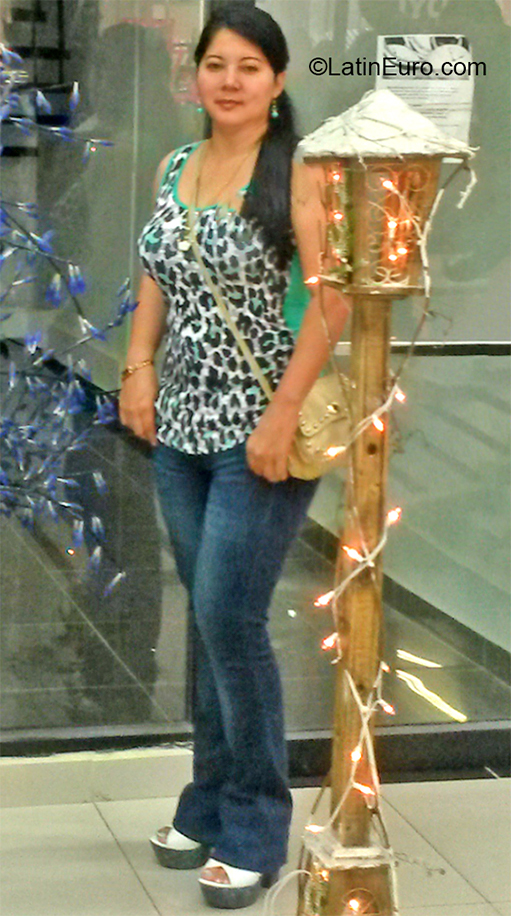 Date this nice looking Colombia girl Yury from Cali CO26793