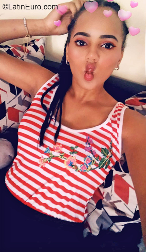 Date this funny Dominican Republic girl Esmaily from Santo Domingo DO37410