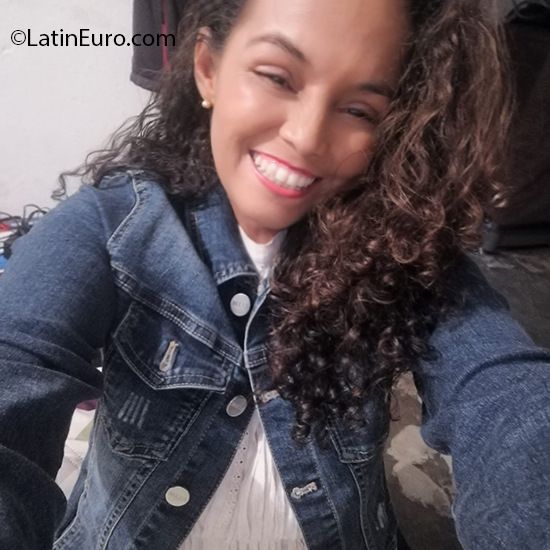 Date this sultry Colombia girl Mary from Bucaramanga CO26935
