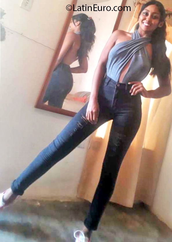 Date this happy Venezuela girl Paola from Caracas VE3064