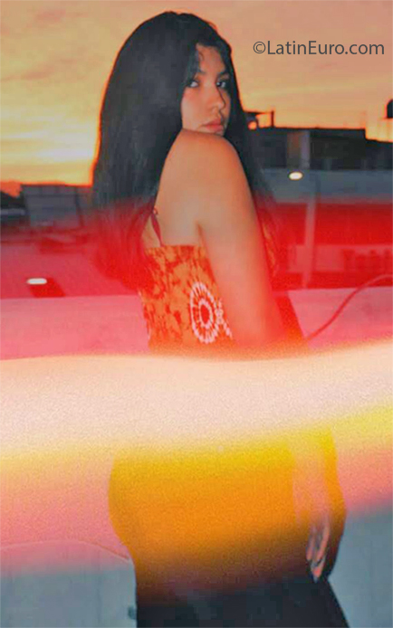 Date this tall Peru girl Vivian from Araquipa PE1526
