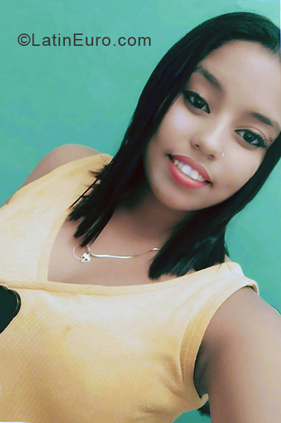 Date this foxy Cuba girl Yaimelis from Artemisa CU674