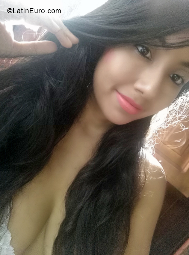 Date this happy Ecuador girl Sara from Quito EC477