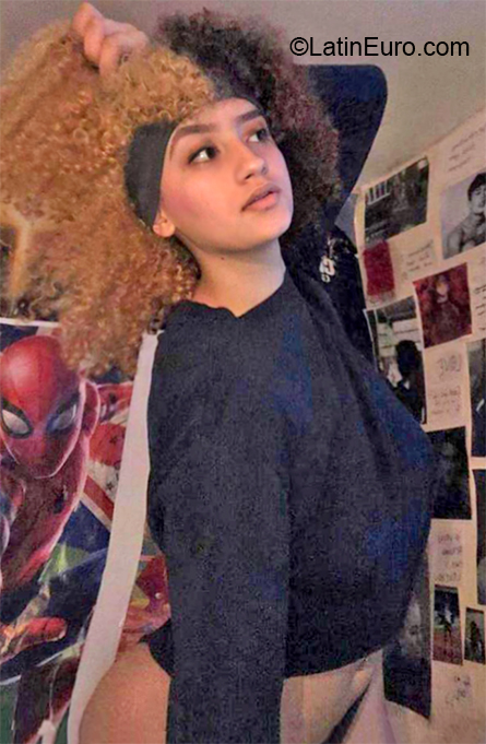 Date this voluptuous Dominican Republic girl Sara from Santo Domingo DO38014