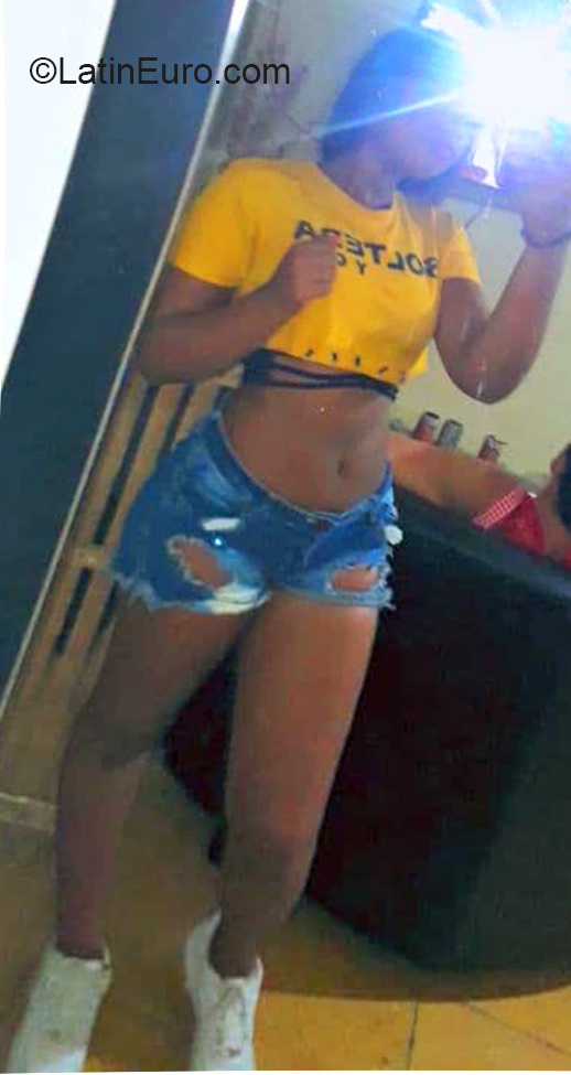 Date this charming Colombia girl Camila from Cali CO27321