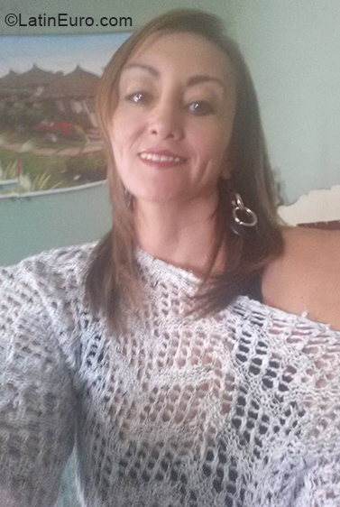 Date this happy Ecuador girl Edith from Quito EC490