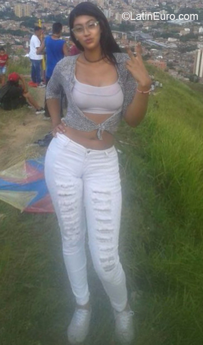 Date this good-looking Colombia girl Yari from Medellin CO27380