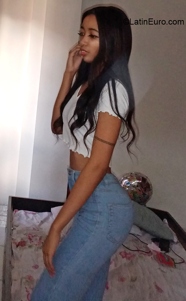 Date this tall Colombia girl Laura from Cali CO27429