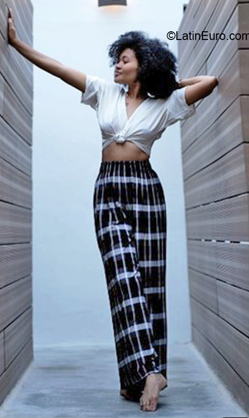 Date this sultry Colombia girl Karyne from Medellin CO31688