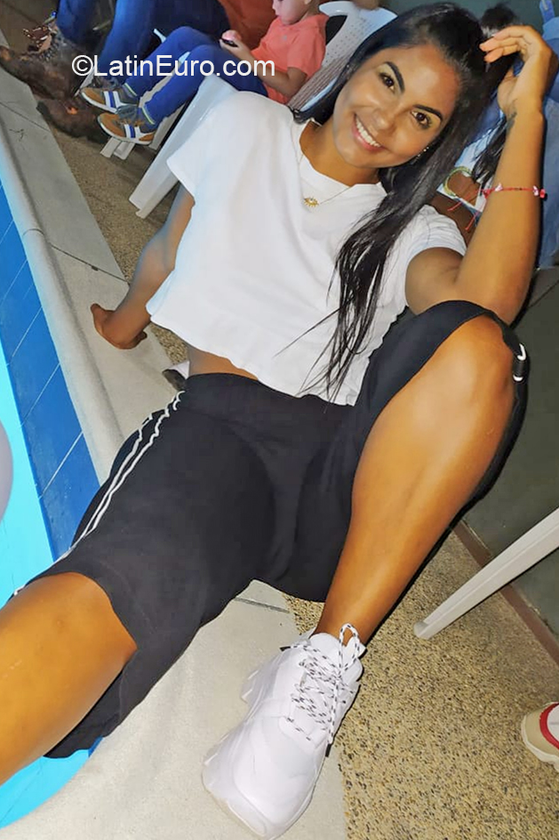 Date this voluptuous Colombia girl Genesis from Girarad ot CO27704