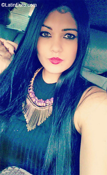 Date this voluptuous Venezuela girl Natalia from Barcelona VE3319