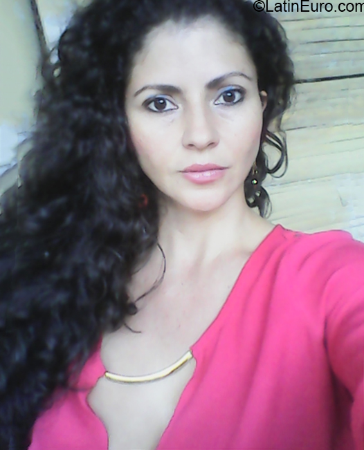 Date this stunning Colombia girl Bianca from Armenia CO27942