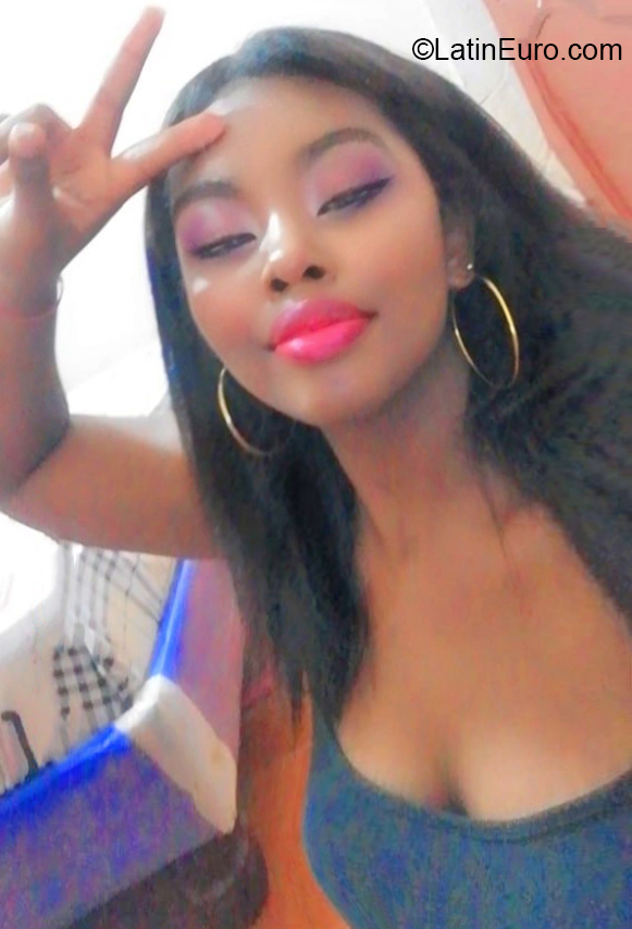 Date this nice looking Colombia girl Angela from Ibaque CO27956