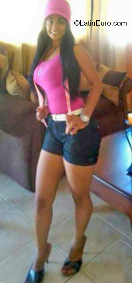 Date this athletic Dominican Republic girl Yudelka from Santiago DO38481
