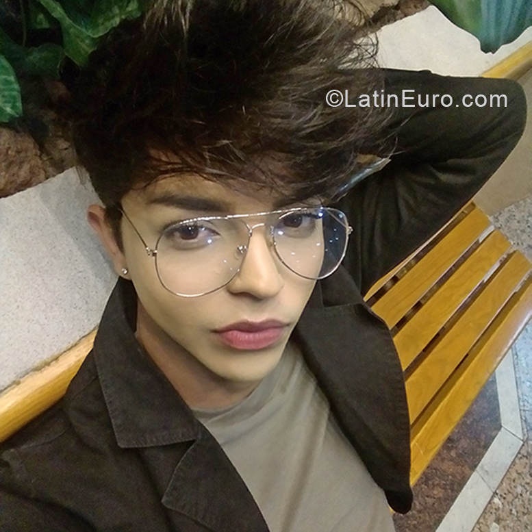 Date this pretty Mexico man Mauricio from AGUASCALIENTES MX1983