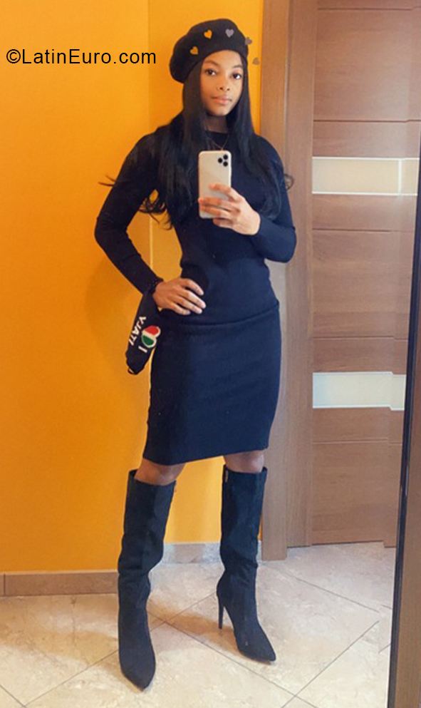 Date this nice looking Italy girl Maria isabel from Melfi IT325