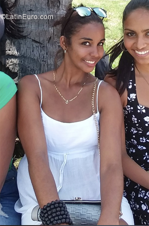 Date this happy Cuba girl Loretta from Santiago de Cuba CU709