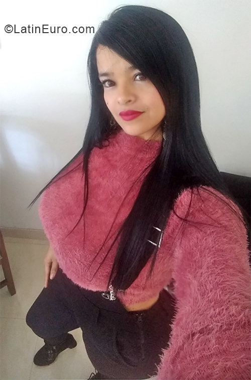 Date this athletic Colombia girl Natalia from Medellin CO28241