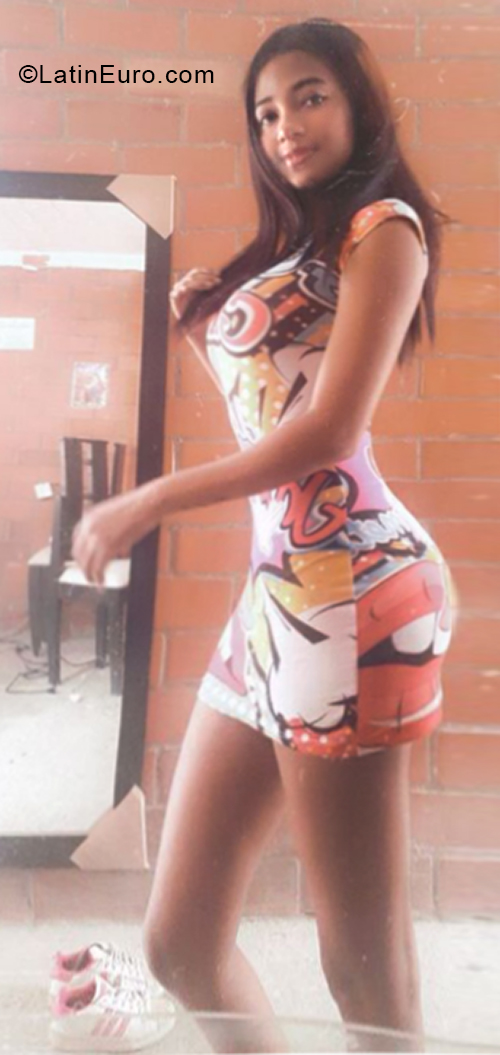 Date this nice looking Colombia girl Eliana from Cali CO28293