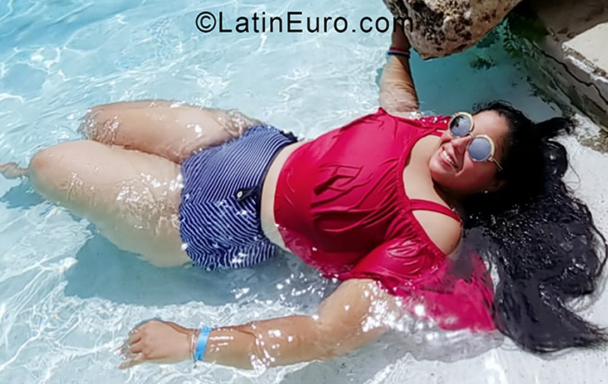 Date this hard body Dominican Republic girl Penelope from Santiago DO38603