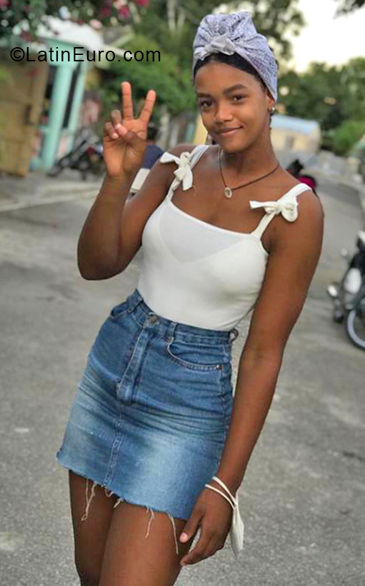 Date this foxy Dominican Republic girl Lianyi from Hato Mayor DO38639