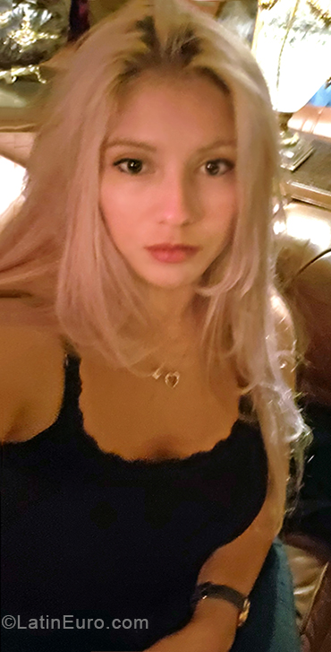 Date this attractive Argentina girl Julieta from Buenos Aires AR505