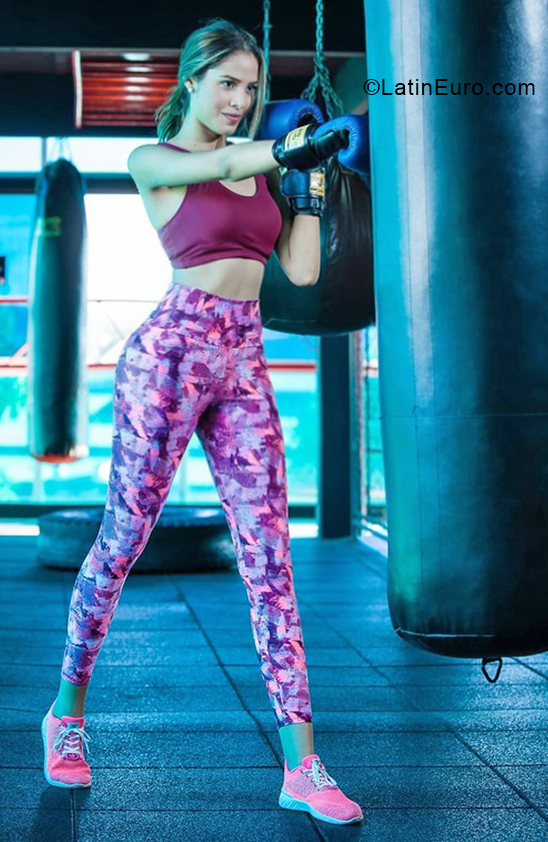 Date this foxy Colombia girl Valentina from Bogotá CO28389